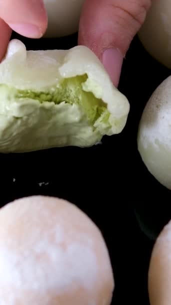 Мочі Морозиво Чорній Тарілці Ароматом Зеленого Чаю Популярне Азіатське Делікатне — стокове відео
