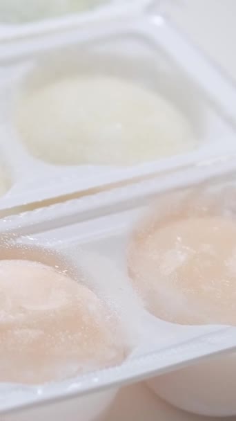 Різні Смаки Азіатського Десерту Мочі Рука Виймає Солодке Морозиво Гороху — стокове відео