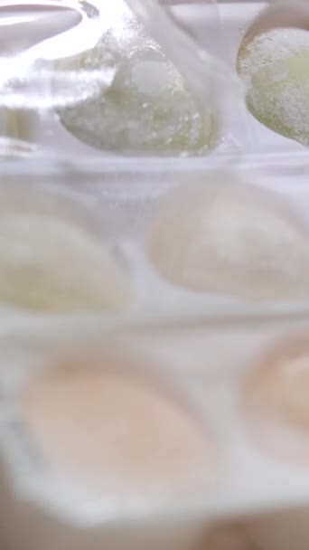 Різні Смаки Азіатського Десерту Мочі Рука Виймає Солодке Морозиво Гороху — стокове відео