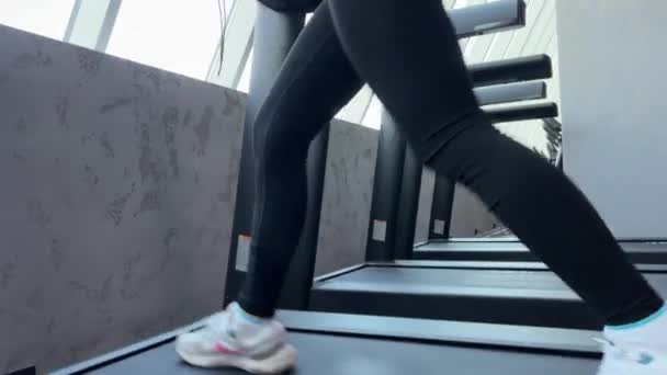 Spor Salonunda Çalışan Genç Bir Kızdan Güzel Bir Figür Yarat — Stok video