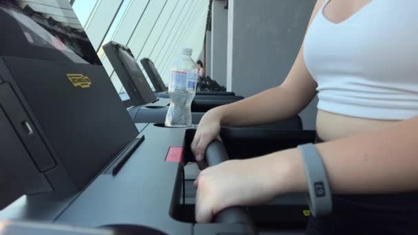 헤드폰과 체육관 머신에 그녀의 다리를 체육관에서 소녀에서 그림을 우크라이나 Vinnitsa — 비디오