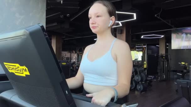 Spor Salonunda Çalışan Genç Bir Kızdan Güzel Bir Figür Yarat — Stok video
