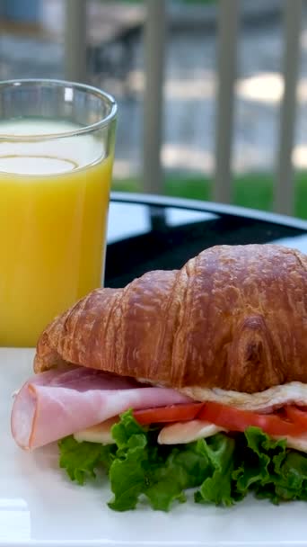 Gatan Bordet Frukost Croissant Med Kött Och Ost Tomat Avokado — Stockvideo