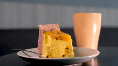 Şükran Günü için ev yapımı balkabağı turtası Şükran Günü pastası yemeye hazır. Cadılar Bayramı Kutlaması. Şükran Günü. Balkabağı ve turtayla süslenmiş bir masa. Yüksek kalite 4k görüntü