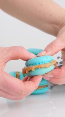 Renkli Fransız tatlıları. Pasta veya pembe arka planda badem kurabiyesi rengarenk badem kurabiyeleri, pastel renkler tatlı ayrılık için badem kurabiyesi. Düz yatıyordu