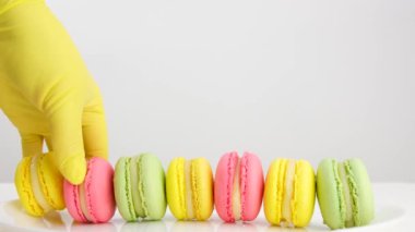 Renkli Fransız tatlıları. Pasta veya pembe arka planda badem kurabiyesi rengarenk badem kurabiyeleri, pastel renkler tatlı ayrılık için badem kurabiyesi. Düz yatıyordu