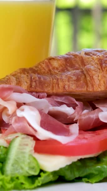 Sándwich Croissant Con Jamón Jamón Jamón Carne Con Tomate Hojas — Vídeo de stock