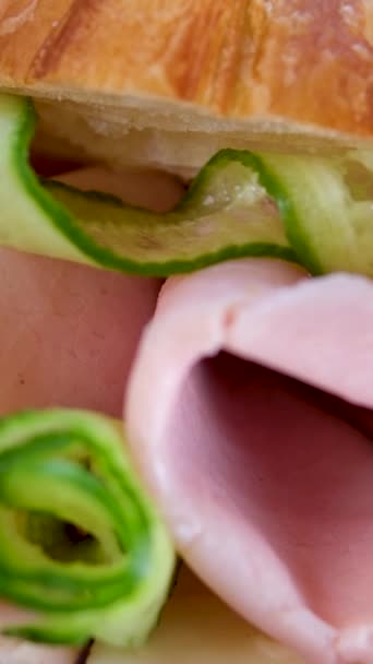 Balyk Salatalık Salatalıklı Kruvasan Balkondaki Sandviçin Içinde Beyaz Tabak Pastırma — Stok video