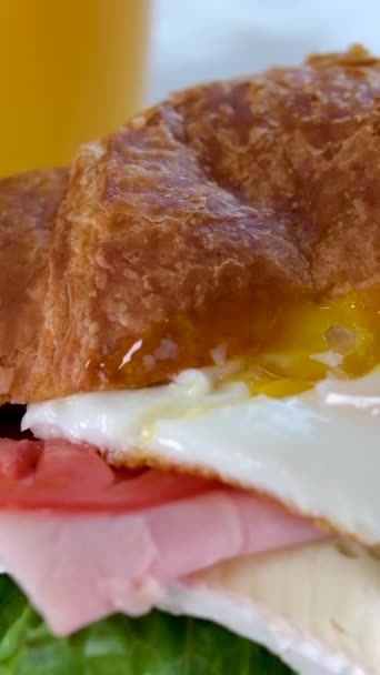Croissant Med Ägg Kött Tomater Och Brieost Frukost Lunch Tallrik — Stockvideo