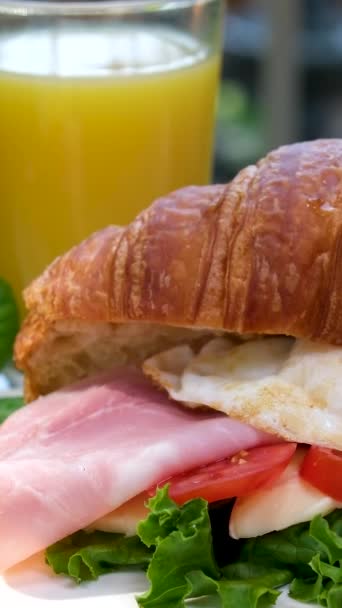 Croissant Med Prosciutto Pocherat Ägg Jamonost Avokado Mikrogin Och Körsbärstomater — Stockvideo