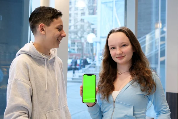 Cieszy Młodych Europejczyków Azjatów Arabów Wskazując Palcem Smartfona Pustym Ekranem — Zdjęcie stockowe