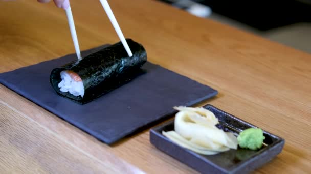 Primer Plano Manos Chef Sushi Preparando Comida Japonesa Hombre Cocinando — Vídeo de stock