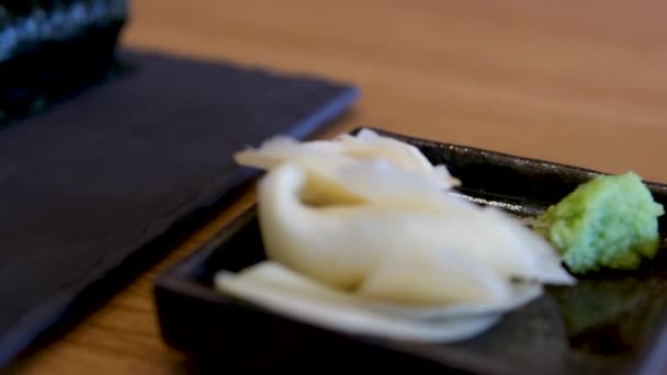 Primer Plano Manos Chef Sushi Preparando Comida Japonesa Hombre Cocinando — Vídeos de Stock