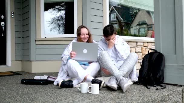 两个可爱的幼儿男孩和女孩一起在网上看卡通片 快乐的孩子姐姐学习使用笔记本电脑坐在沙发上 孩子们和科技 — 图库视频影像