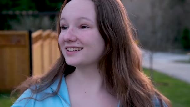 Fată Tânără Își Pune Mâinile Însăși Într Fierbinte Însorită Seara — Videoclip de stoc