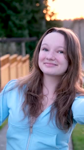 Mutlu Latin Latin Kökenli Genç Kız Gülümseyen Yüz Sallayan Webcam — Stok video