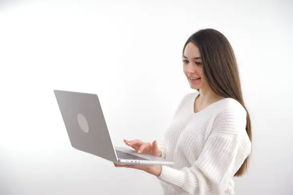 Απεικόνιση Οθόνης Laptop Πορτραίτο Καυκάσιας 20Άρας Που Δείχνει Οθόνη Laptop — Φωτογραφία Αρχείου