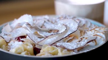 Avrupa 'da bir cafe Lunch' ta kahvaltı sunan gözleme ve hindistan cevizi gevreği restoranı ile nefis bir krema. Kanada 'da Fransa' nın güzel yemekleri. Fırında yumurta beyazı.