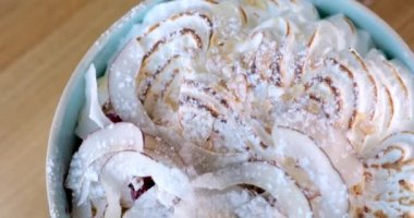 Avrupa 'da bir cafe Lunch' ta kahvaltı sunan gözleme ve hindistan cevizi gevreği restoranı ile nefis bir krema. Kanada 'da Fransa' nın güzel yemekleri. Fırında yumurta beyazı.
