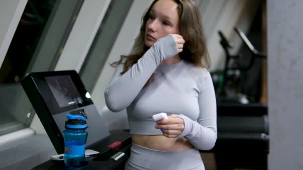 Νεαρή Κοπέλα Ένα Γκρι Φόρμα Γυμναστικής Ένα Σκοτεινό Γυμναστήριο Διαλύστε — Αρχείο Βίντεο