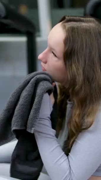 Gri Eşofmanlı Genç Bir Kız Koyu Renk Bir Spor Salonunda — Stok video
