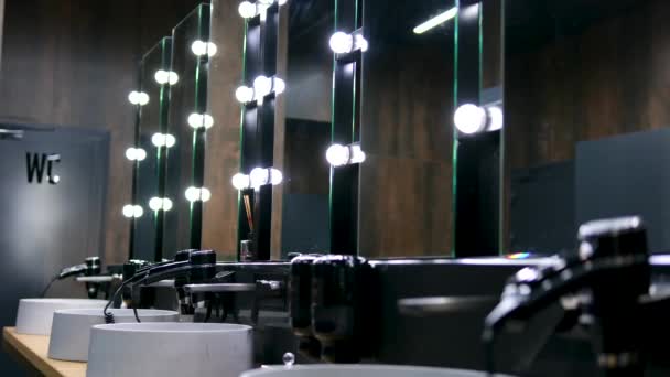Молода Дівчина Сірому Спортивному Костюмі Темному Тренажерному Залі Розчиняють Волосся — стокове відео