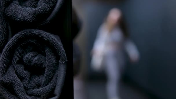 Młoda Dziewczyna Szarym Dresie Gimnastyka Ciemnej Siłowni Rozpuszczać Włosy Słuchawki — Wideo stockowe