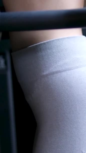 Junges Mädchen Grauen Trainingsanzug Turnanzug Einem Dunklen Fitnessstudio Haare Auflösen — Stockvideo