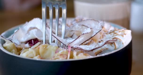 Heerlijke Meringue Met Pannenkoeken Kokosvlokken Restaurant Serveert Ontbijt Een Café — Stockvideo