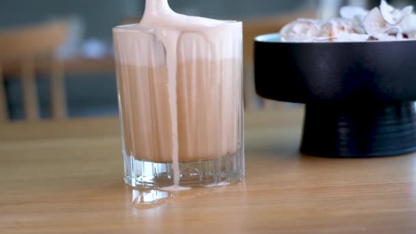 Φραπέ Σιρόπι Ζάχαρης Καφέ Γάλα Νόστιμο Ποτό Υψηλό Αφρό Αναδεύεται — Αρχείο Βίντεο