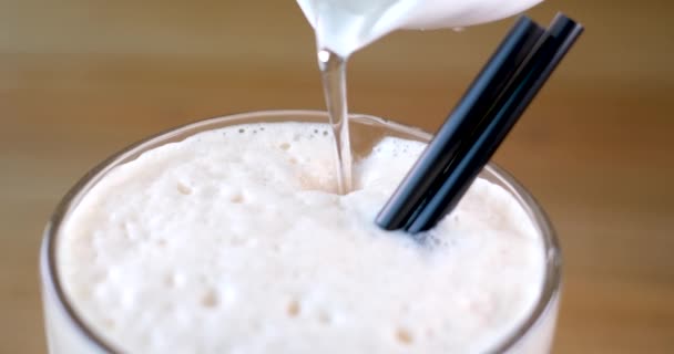 Frappe Con Café Jarabe Azúcar Con Leche Deliciosa Bebida Alta — Vídeo de stock