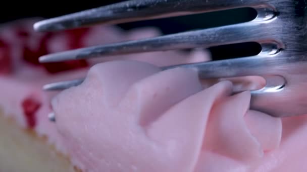 Gros Plan Gâteau Aux Fraises Rose Tourbillonnant Sur Une Assiette — Video