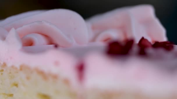 Egy Rózsaszín Epres Torta Közeledik Egy Fehér Tányéron Sajttortát Enni — Stock videók