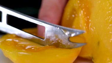 Sarı sulu domates dilimleri, daire şeklinde dönüşümlü. Arkaplan sarısı domates, Turning. Seçici odaklanma. mevsimlik sebzeler. Yüksek kalite 4k görüntü