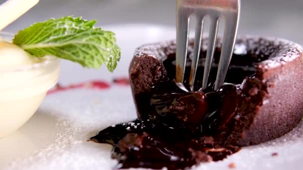 ホットチョコレートとミントの物理バニラアイスクリームとホワイトプレートの美味しい新鮮な好み クローズアップ — ストック動画