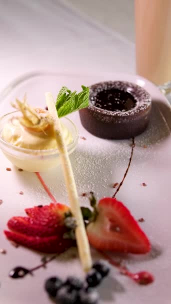 美味的新鲜芬芳与热巧克力和薄荷植物香草冰淇淋在白盘上 — 图库视频影像
