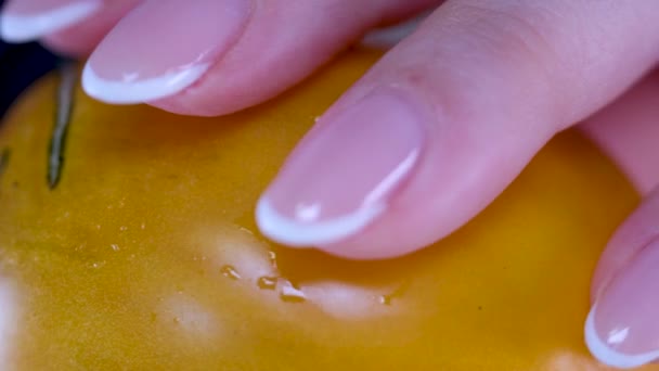 黄色多汁西红柿片 圆形旋转 背景黄色西红柿 有选择的重点 季节性蔬菜 高质量的4K镜头 — 图库视频影像