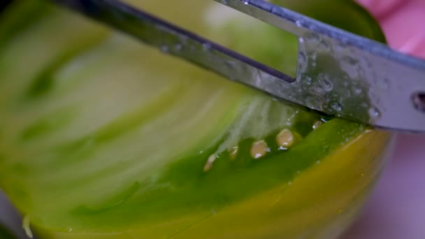 Свіжий Зелений Помідор Нарізати Червоні Свіжі Помідори Ножем Домашня Кухня — стокове відео