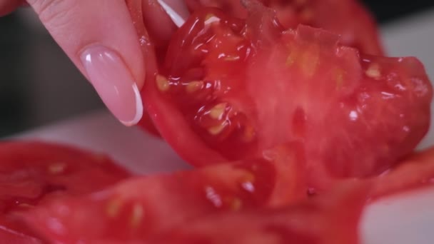 Felvágni Egy Gyönyörű Étvágygerjesztő Vörös Paradicsomot Kiváló Minőségű Felvételek — Stock videók