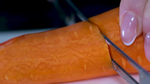 Donna Taglia Carote Con Coltello Cucina Una Tavola Legno Primo — Video Stock