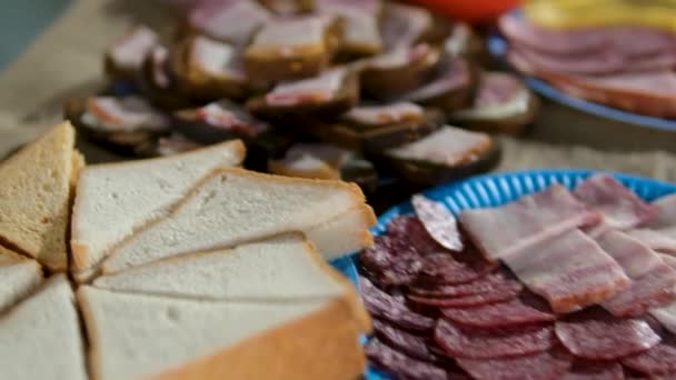 地元のレストランのトレイ 乾いたサラミのスライス 治癒されたプロシュート パルミジャーノチーズ ゴルゴンゾーラで伝統的なイタリア料理のグッズセレクション 素朴なデリカテッセン — ストック動画