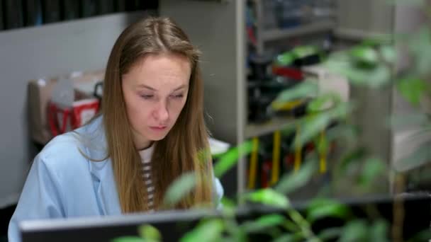 Latin Kökenli Kız Üniversite Öğrencisi Dizüstü Bilgisayar Kullanıyor Uzaktan Izleyerek — Stok video