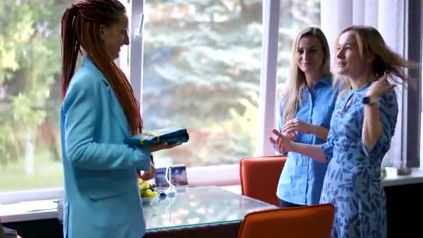 Троє Жінок Вітають Боса Святом Дарують Йому Подарунок Загорнутий Синій — стокове відео