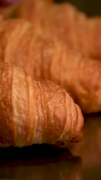 Baker Draagt Vers Gebakken Krokante Gouden Croissants Een Metalen Dienblad — Stockvideo