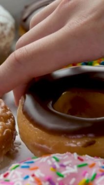Kutuya bir donut koy. Misafirler için lezzetli bir tatlı. Lezzetli hamur işlerinin satışı ve dağıtımı.