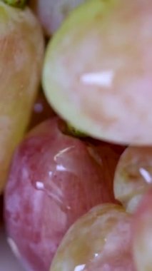 Süpermarketteki bir kutuda bir sürü üzüm. Pembe üzümler, yakın plan. Sulu pembe üzüm hasadı. Yüksek kalite 4k görüntü