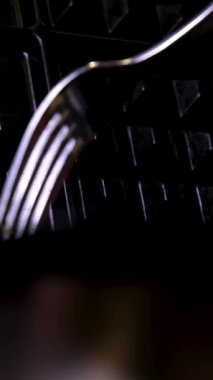 Elektrikli waffle demiriyle lezzetli waffle hazırlama süreci yumurtanın malzemelerini yeniliyor. Un, şekere yakın yemek tarifi ekliyor. Ahududulu kahvaltı bir dizi video dekore eder.