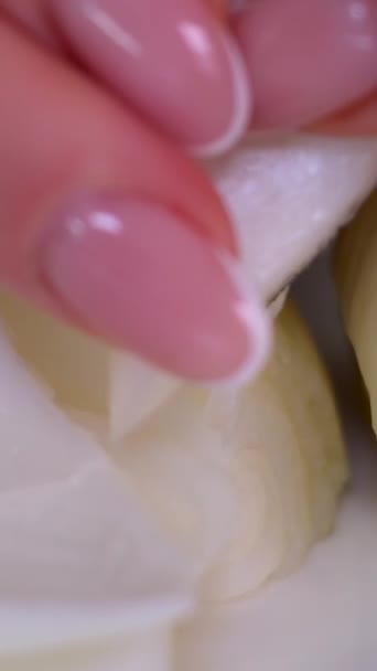 Chef Cortando Una Cebolla Con Cuchillo Imágenes Alta Calidad — Vídeo de stock