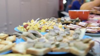 Sonbahar tatili sandviçleri, yanında sosisli ringa ekmeği ve balkabağı peynirli büyük bir kase turta. Ukrayna işlemeli masa örtüsü bayramında yeşil soğan ve kırmızı acı biber