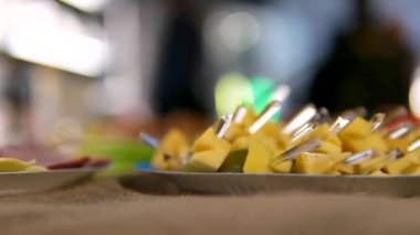Çerez tabağı peyniri şeffaf şişler yemek keten masa örtüsü kapalı beyaz tabak tatili